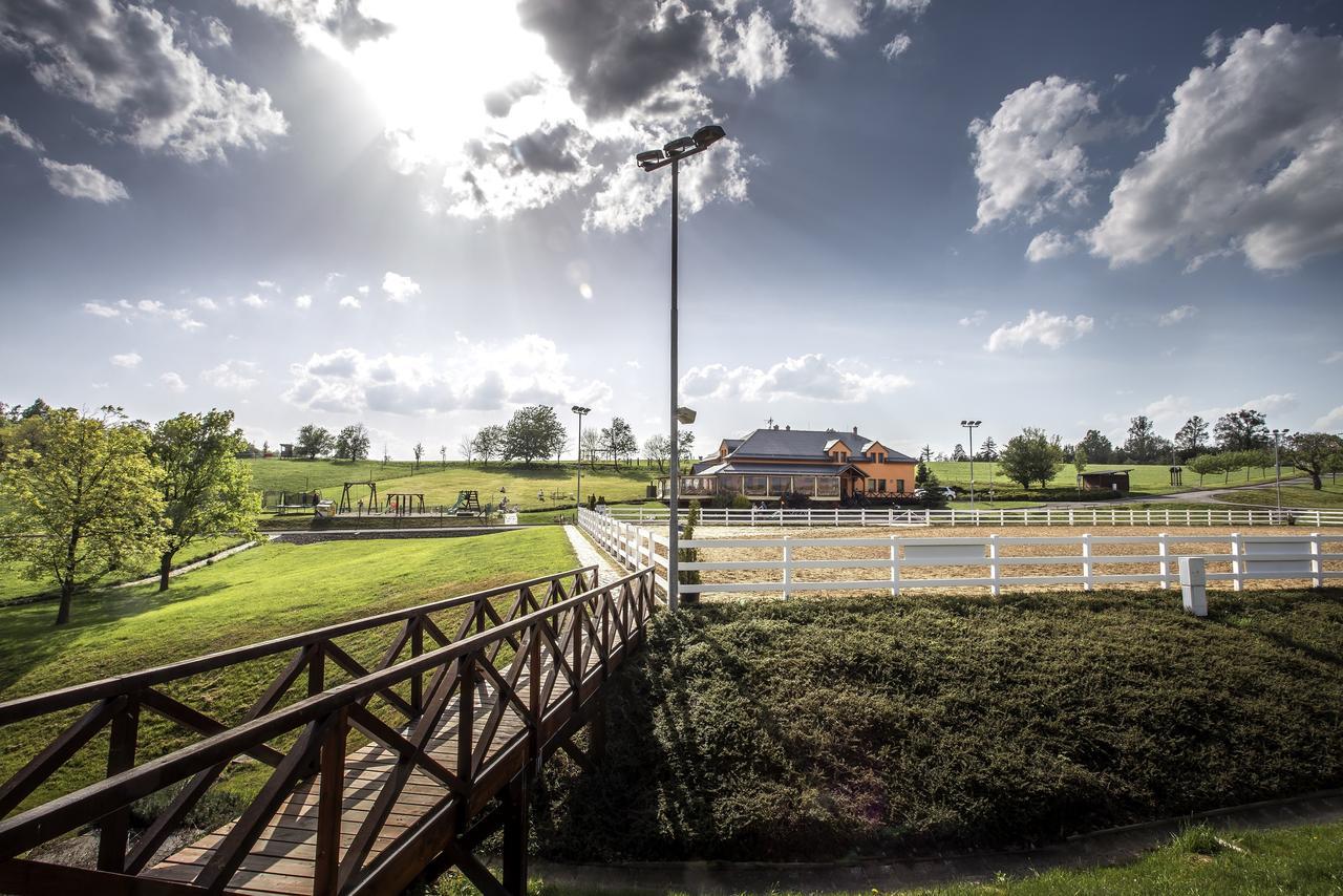 Hotel Horse Riding - Jezdecky Areal Tršice Kültér fotó